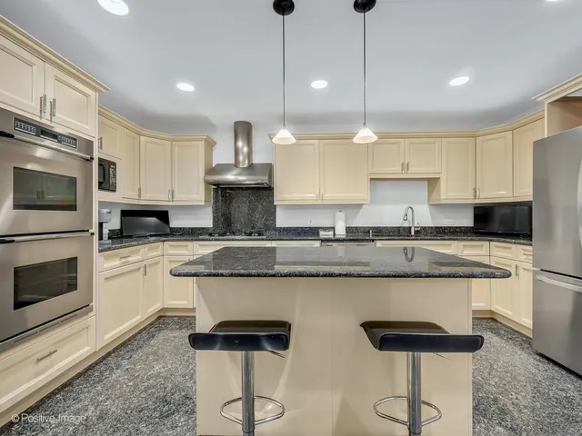 $525,000 | 1409 Burr Oak Road, Unit 112A, Hinsdale, IL 60521