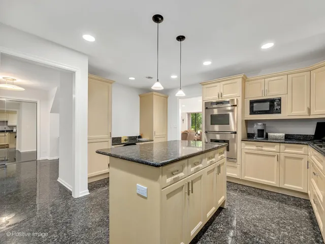 $525,000 | 1409 Burr Oak Road, Unit 112A, Hinsdale, IL 60521