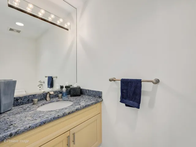 $525,000 | 1409 Burr Oak Road, Unit 112A, Hinsdale, IL 60521