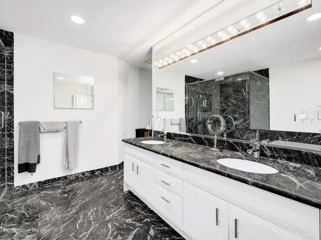 $525,000 | 1409 Burr Oak Road, Unit 112A, Hinsdale, IL 60521