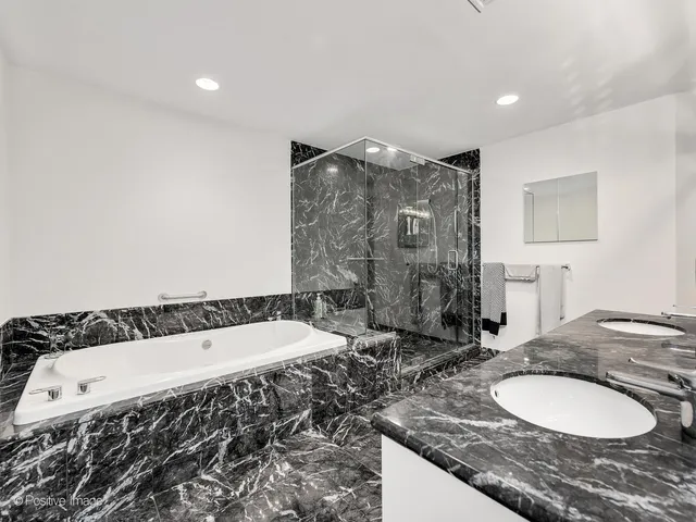 $525,000 | 1409 Burr Oak Road, Unit 112A, Hinsdale, IL 60521