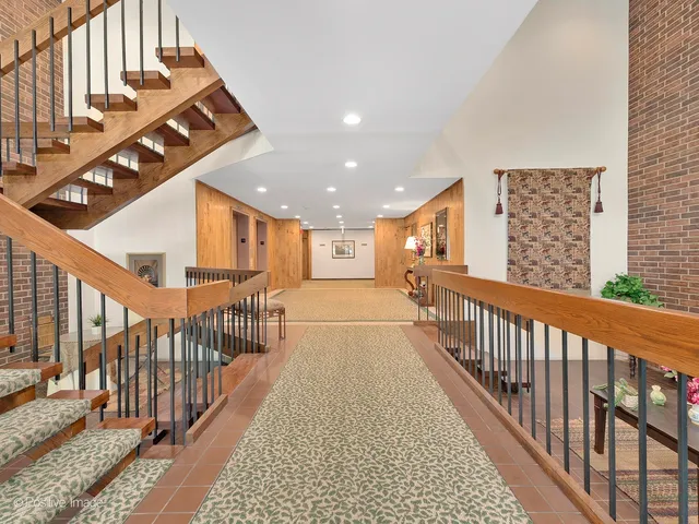 $525,000 | 1409 Burr Oak Road, Unit 112A, Hinsdale, IL 60521
