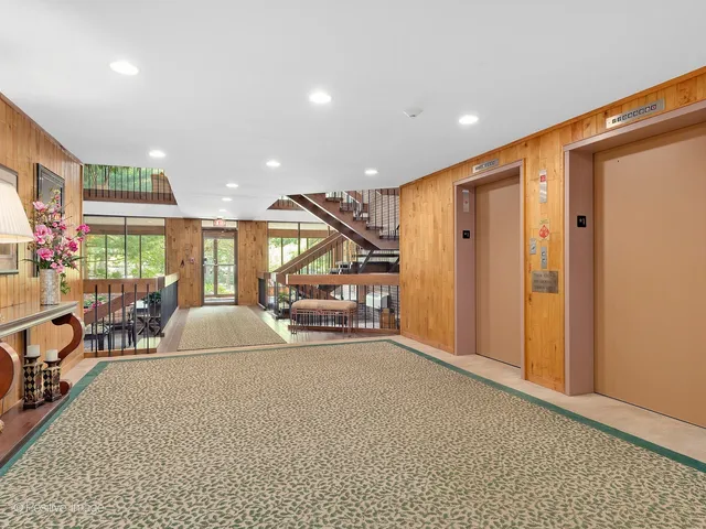 $525,000 | 1409 Burr Oak Road, Unit 112A, Hinsdale, IL 60521