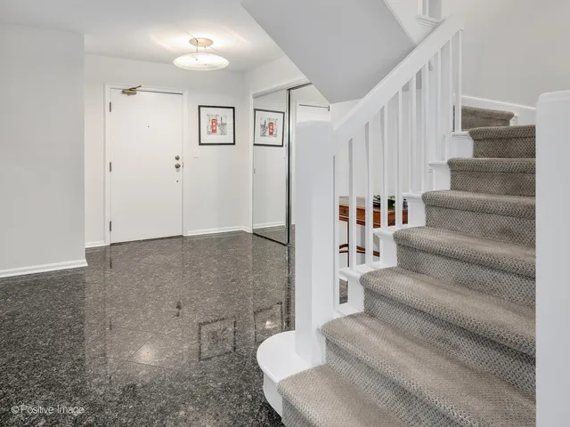 $525,000 | 1409 Burr Oak Road, Unit 112A, Hinsdale, IL 60521