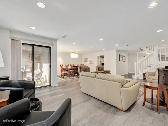 $525,000 | 1409 Burr Oak Road, Unit 112A, Hinsdale, IL 60521