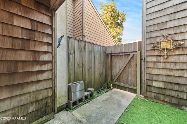 $145,000 | 204 Long Plantation Boulevard, Unit B, Lafayette, LA 70508