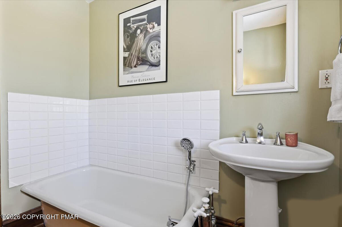204 Lake Road Swiftwater, PA 18370 - Photo 22 of 76 Bath