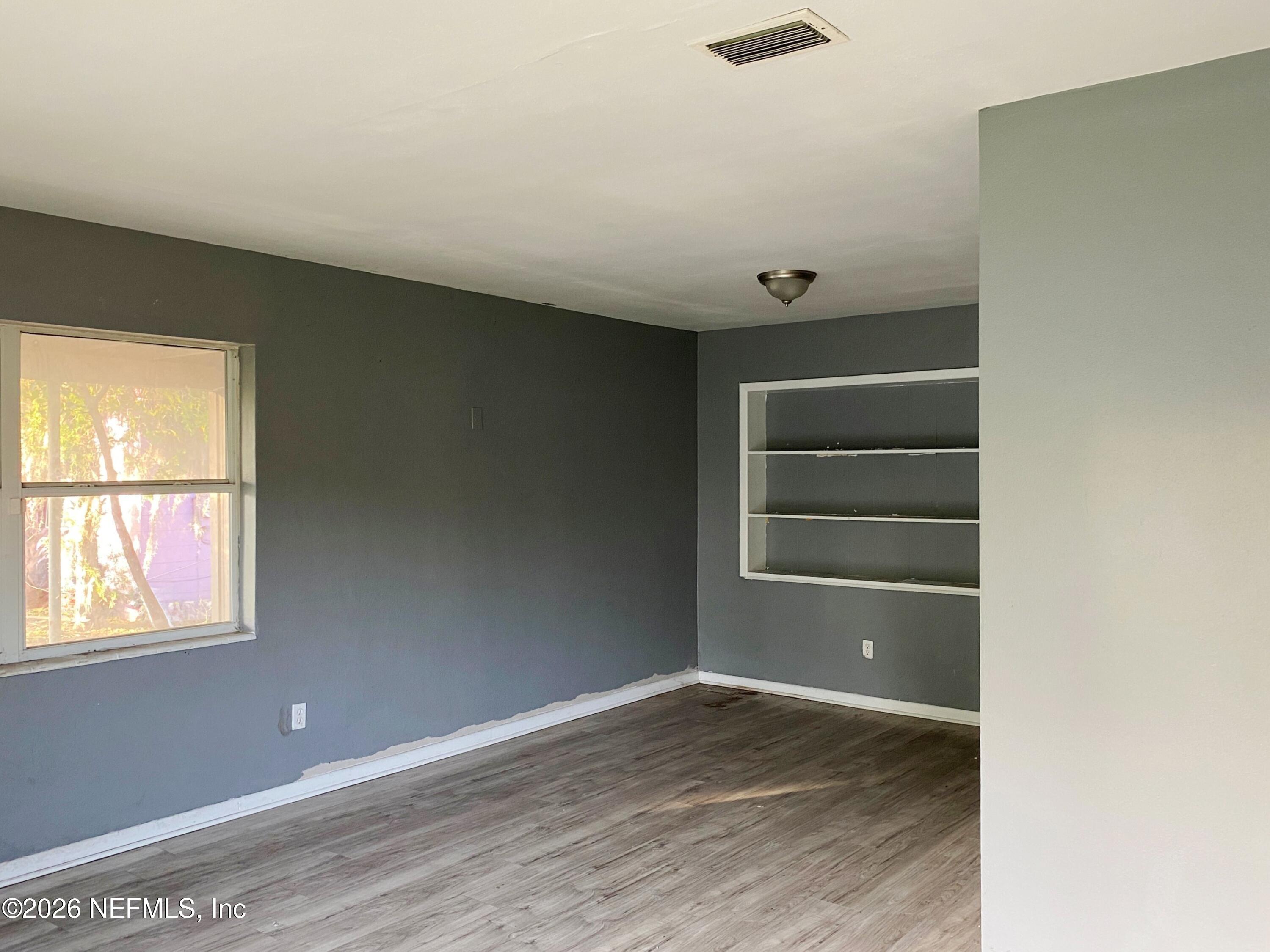 6711 Cavalier Road Jacksonville, FL 32208 - Photo 5 of 20 Living Room