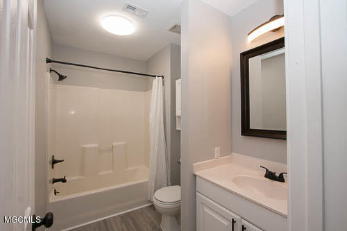 7600 Tapp Road Ocean Springs, MS 39564 - Photo 29 of 47 Hallway Bath