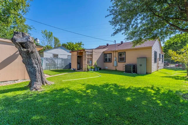 a view of a house with a backyard