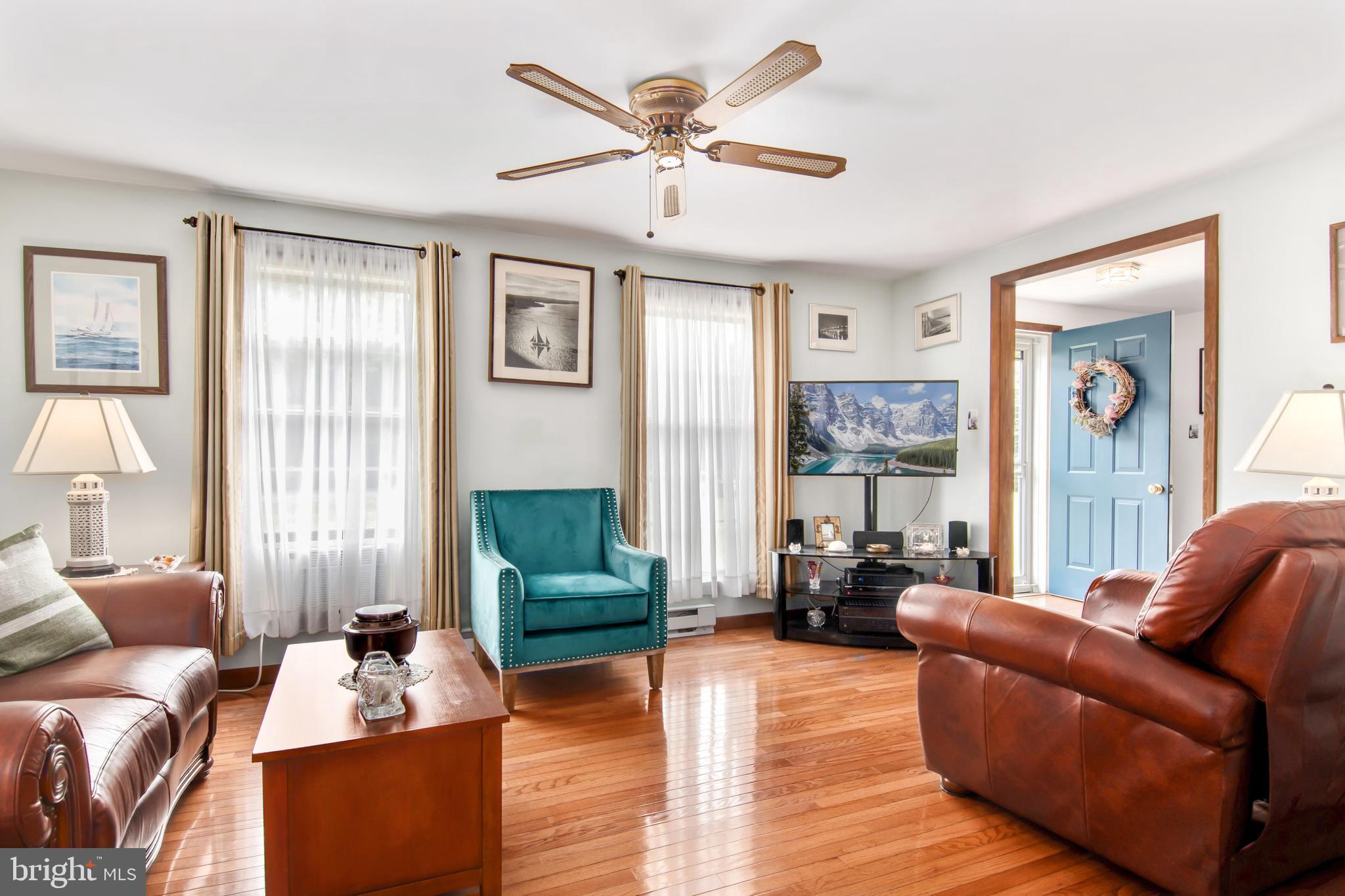 23015 Bay Shore Road Chestertown, MD 21620 - Photo 6 of 35 Large living room