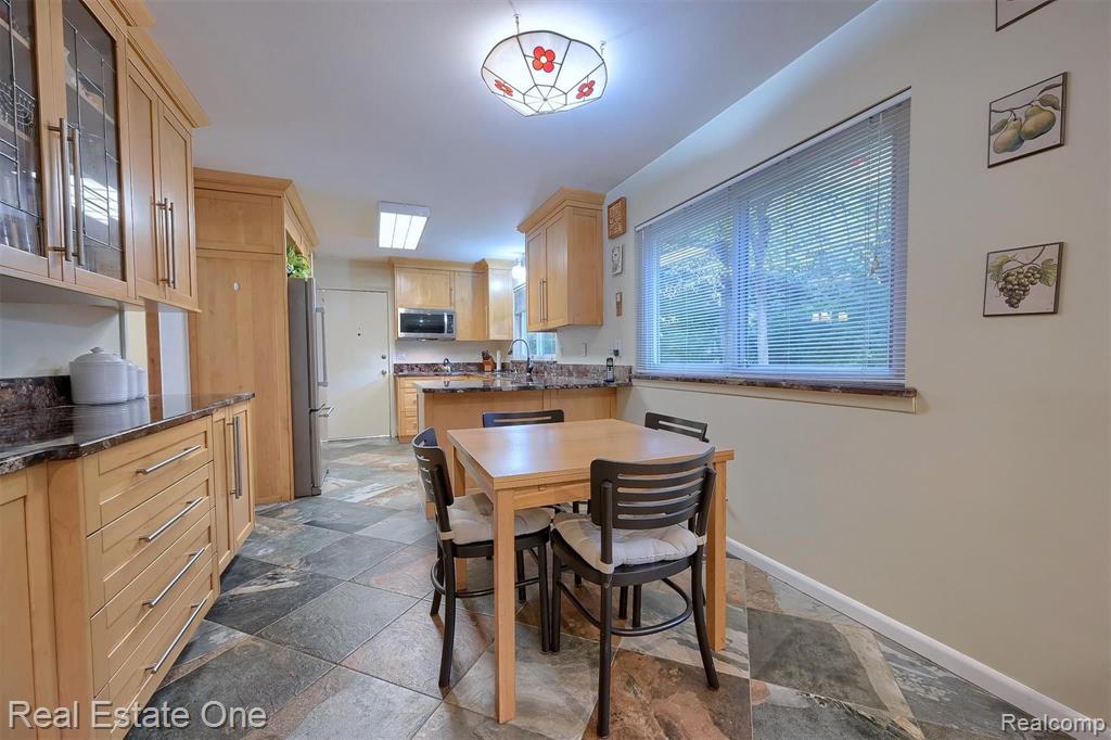 6938 North Springridge Road West Bloomfield, MI 48322 - Photo 9 of 30