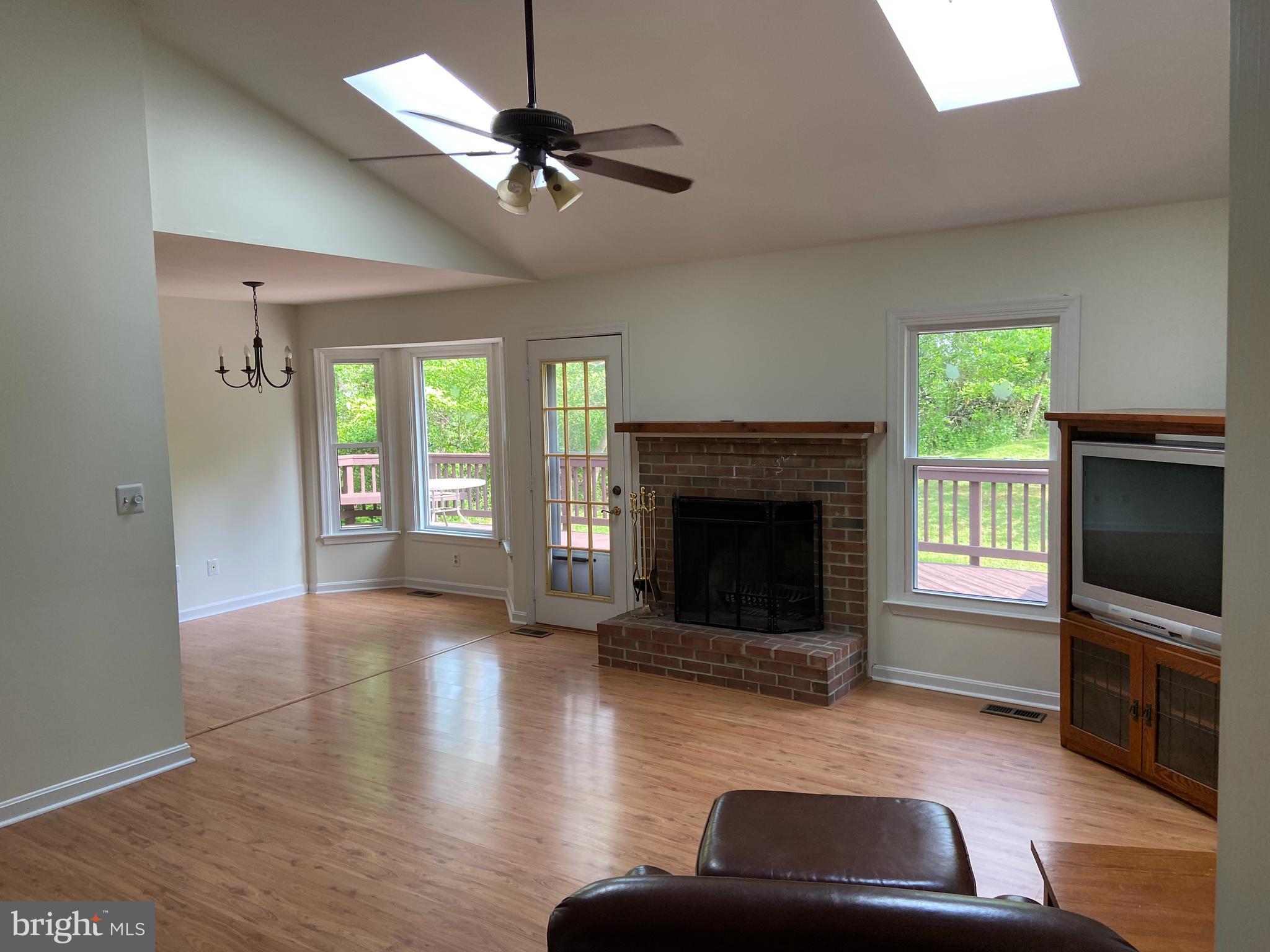 6232 Ridge Lane Warrenton, VA 20187 - Photo 3 of 20 living room