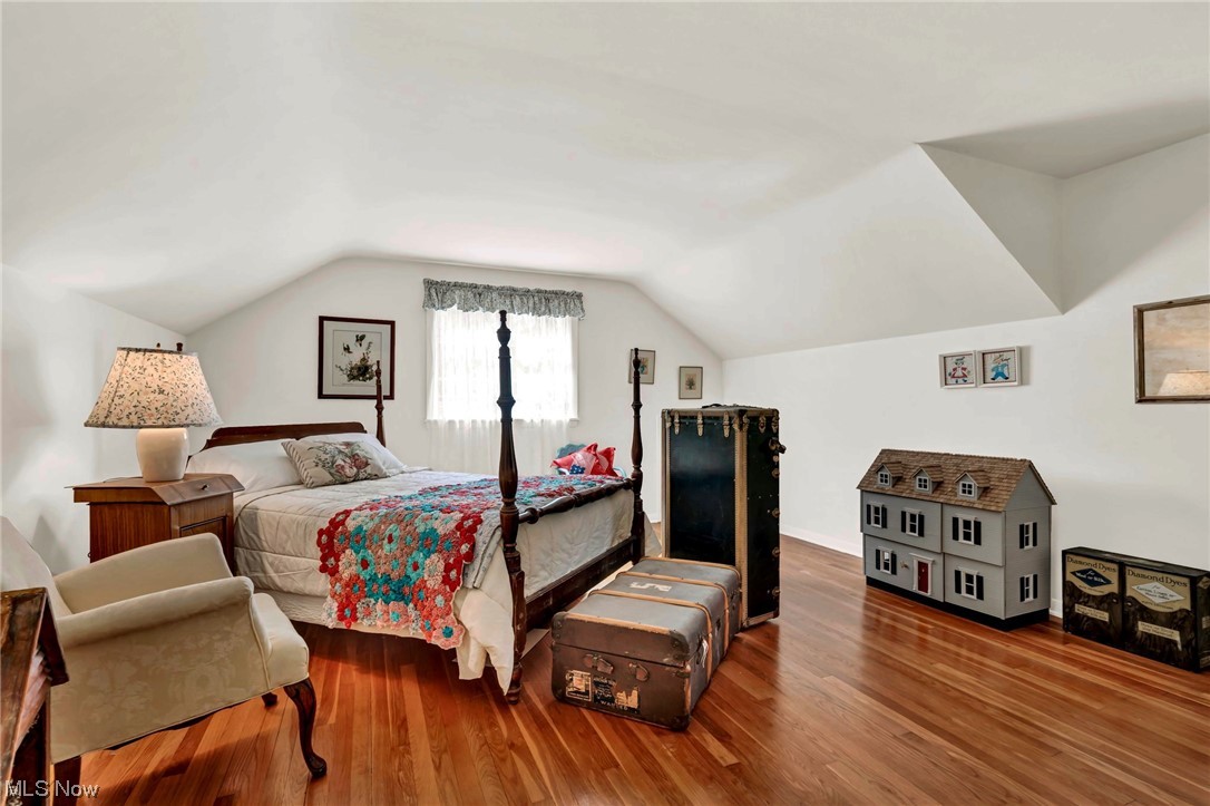 29500 Edgedale Road Cleveland, OH 44124 - Photo 23 of 35 Bedroom #3 from hallway access includes a private full bath.