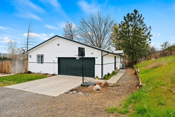 $412,000 | 10 Cedar Hill Drive, Yakima, WA 98908