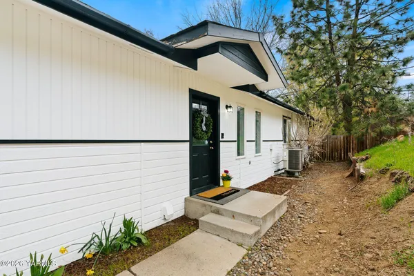 $412,000 | 10 Cedar Hill Drive, Yakima, WA 98908