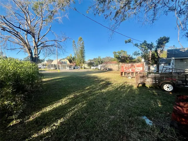 a view of yard with tree
