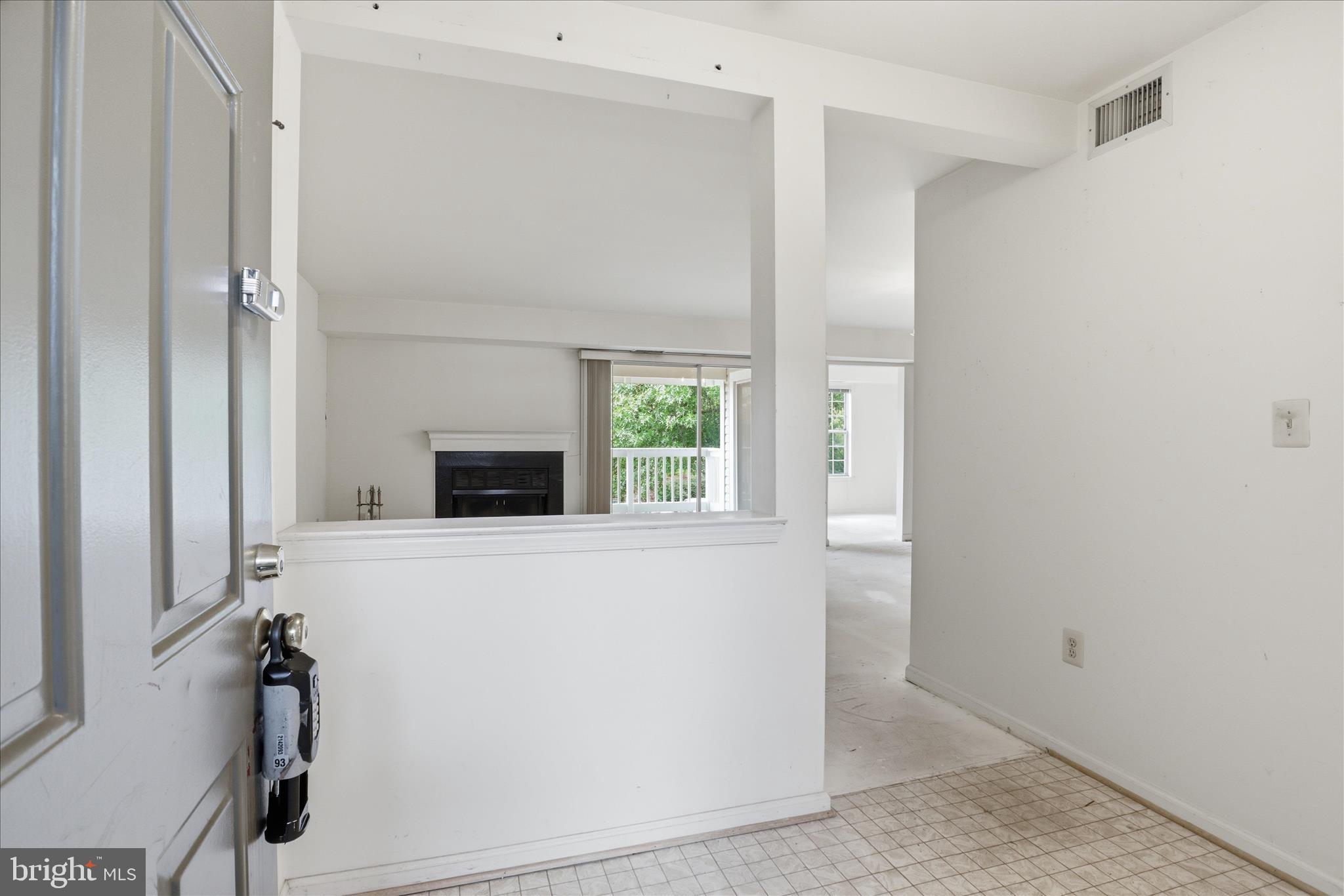 4524 28th Road South, Unit E Arlington, VA 22206 - Photo 5 of 43 Foyer
