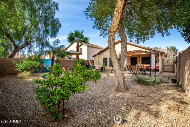 a view of a backyard