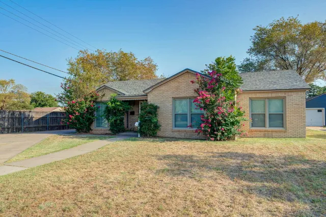 $2,200 | 2430 30th Street, Lubbock, TX 79411