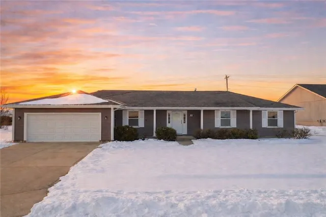 $350,000 | 1933 Meadowlane Street, Kearney, MO 64060