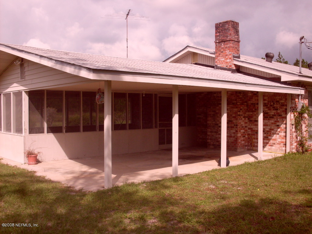 Carport/Screened in area