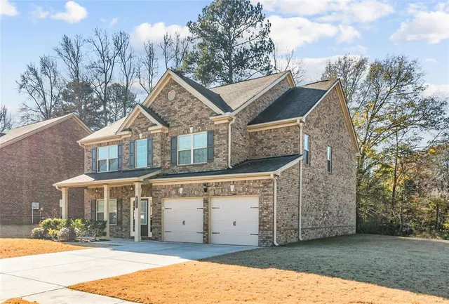 a view of a house with a yard