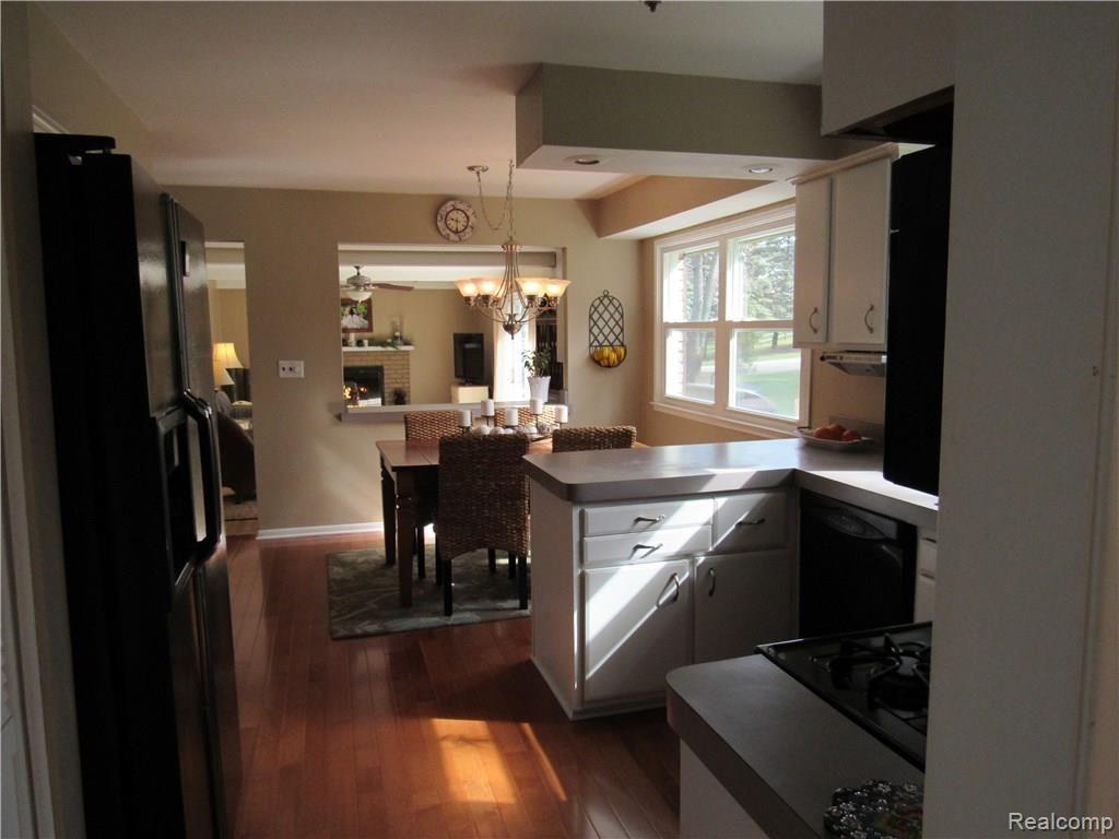 898 Cobblestone Drive Rochester, MI 48309 - Photo 8 of 15 IMG_0103.JPG