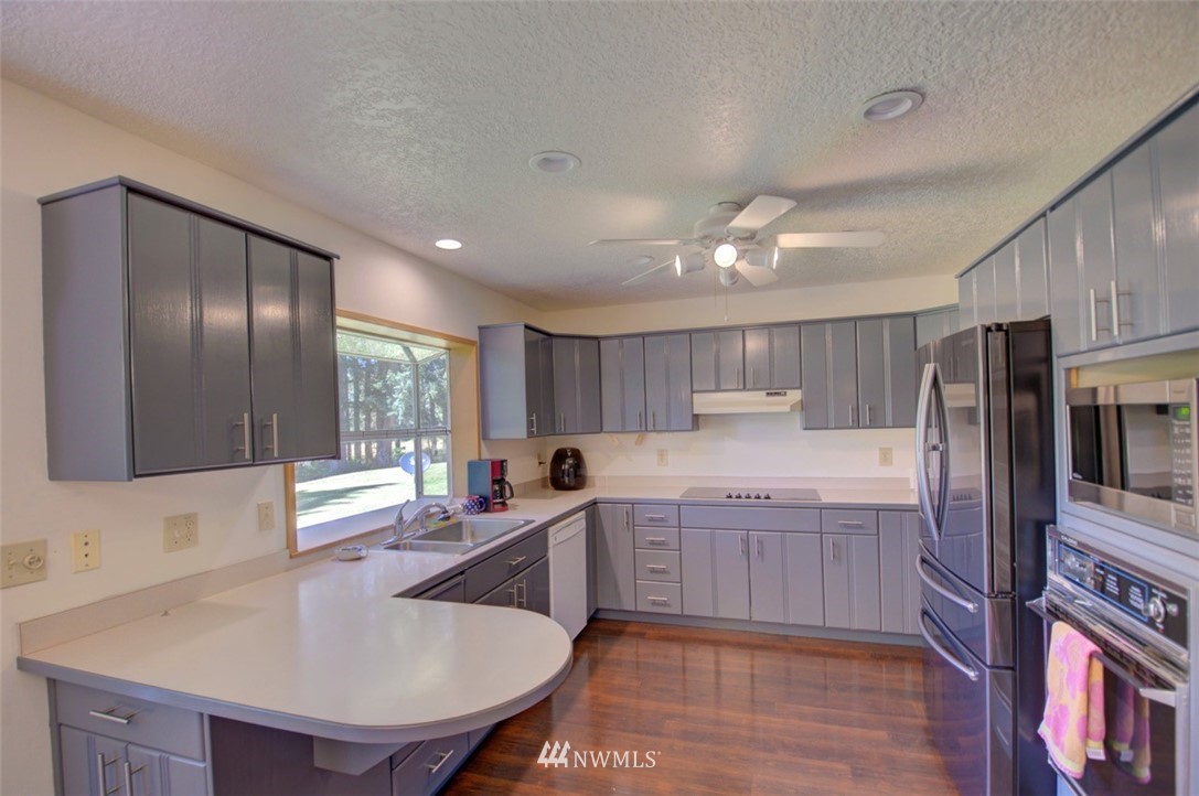 575 Telegraph Road Winlock, WA 98596 - Photo 10 of 30 a kitchen with stainless steel appliances granite countertop a sink stove and refrigerator