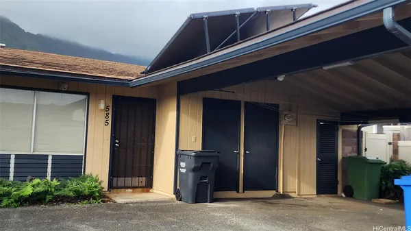 a view of entryway with a house