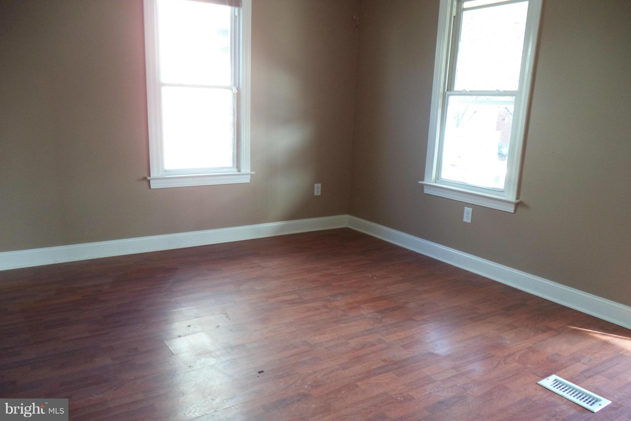 437 Ridge Avenue Hagerstown, MD 21740 - Photo 2 of 17 Living Room