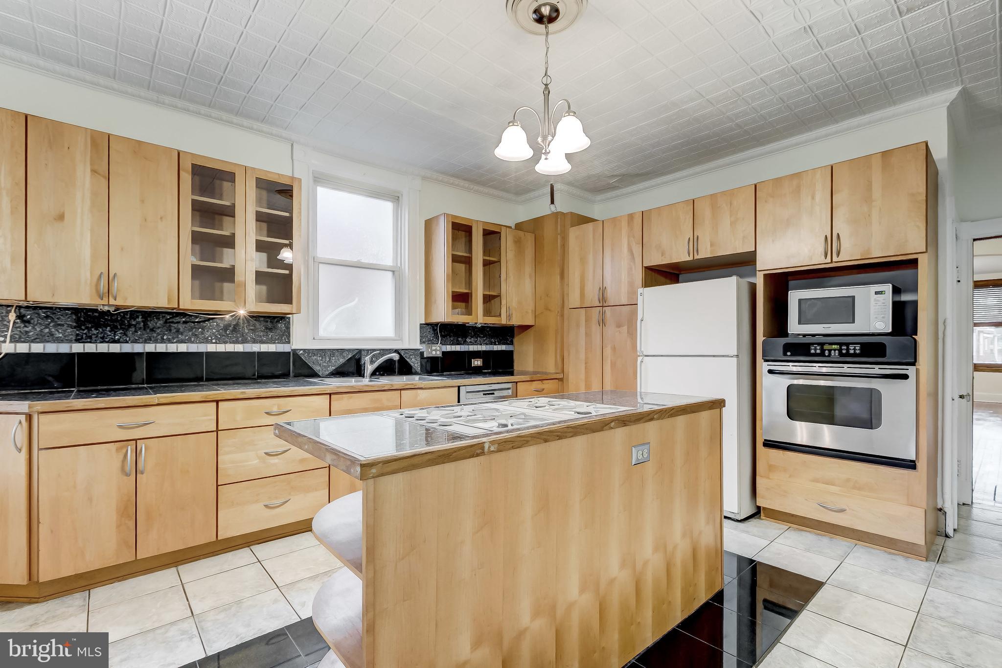 4028 Roland Avenue Baltimore, MD 21211 - Photo 11 of 32