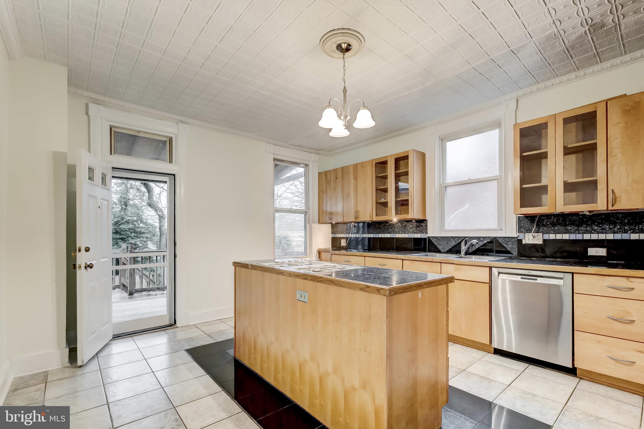 4028 Roland Avenue Baltimore, MD 21211 - Photo 9 of 32