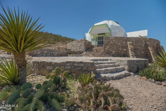a view of a yard in front of house