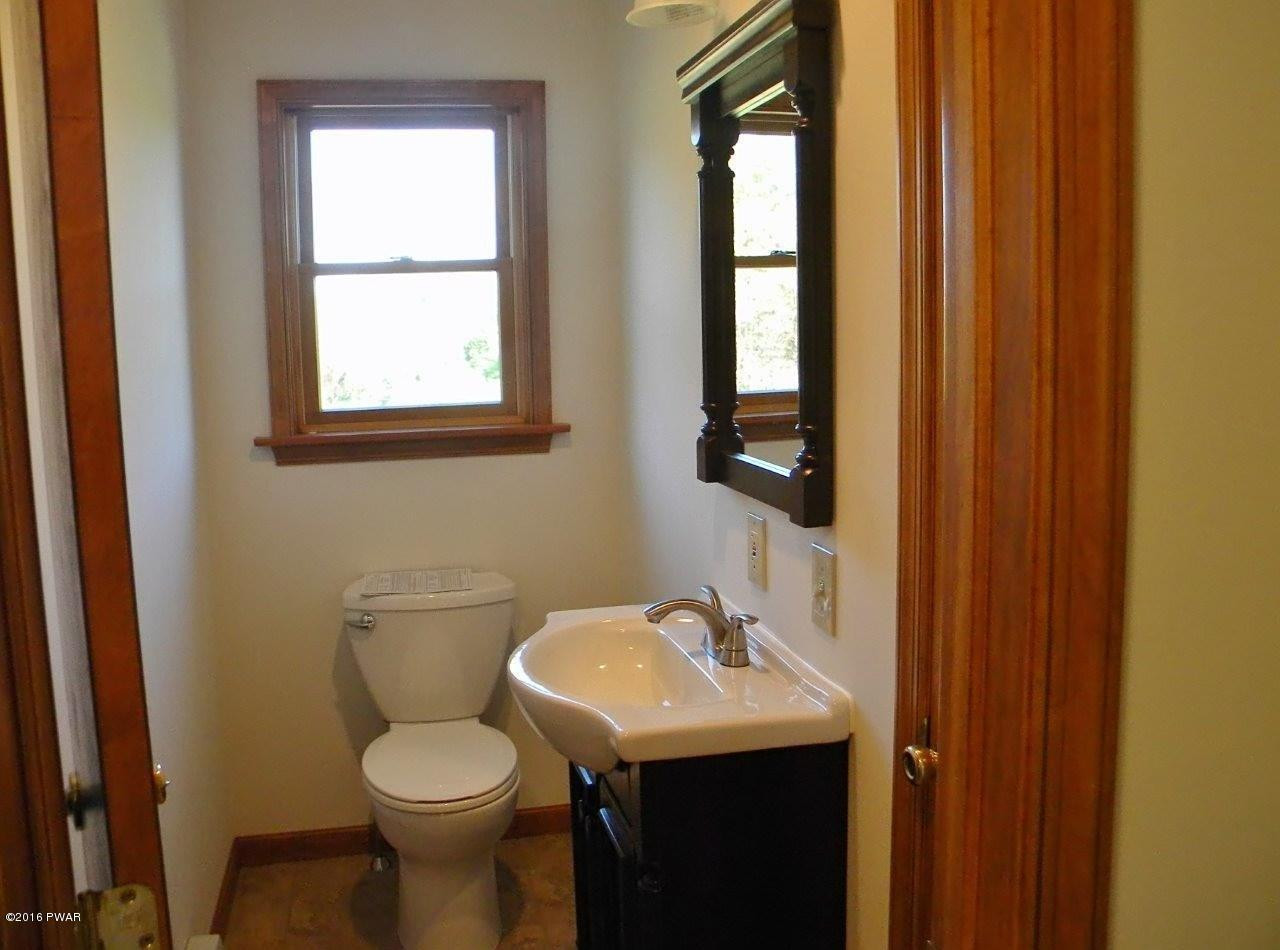106 Hoadleys Road Hawley, PA 18428 - Photo 25 of 33 21-bathroom