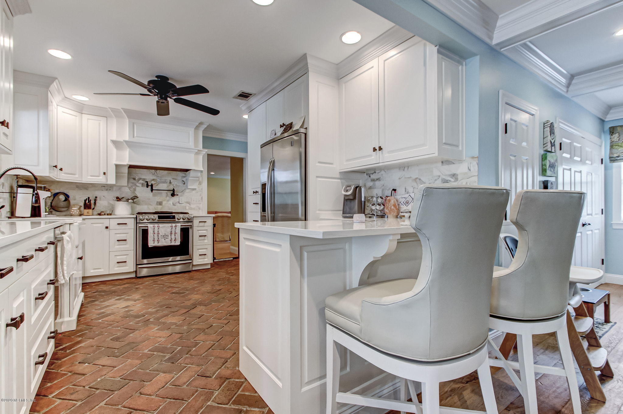 Breakfast bar/Kitchen