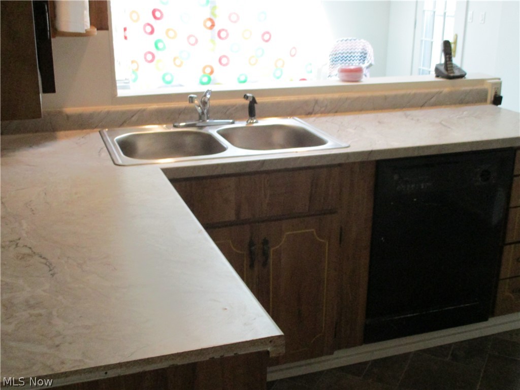 16035 Henley Road Cleveland, OH 44112 - Photo 8 of 25 Kitchen