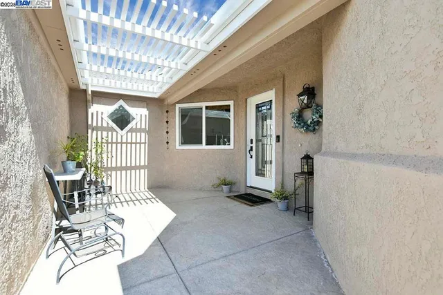 a view of entryway with furniture