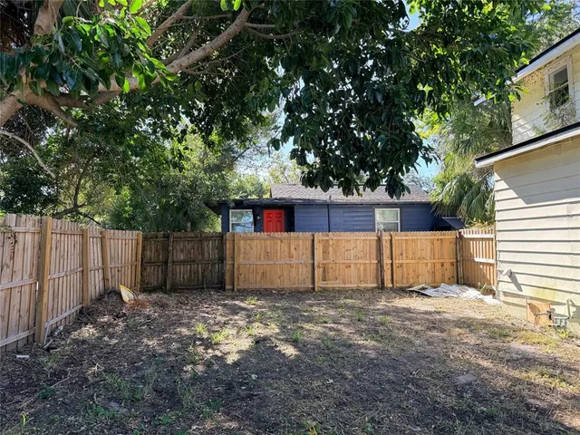 a view of a backyard