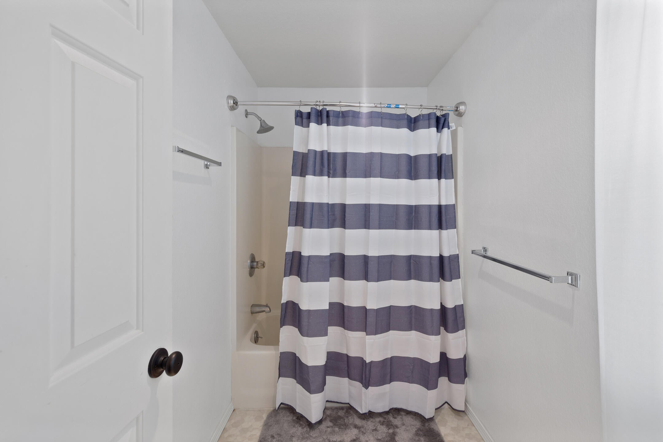 3070 Delta Waters Road Medford, OR 97504 - Photo 18 of 28 Primary Bedroom Tub/Shower