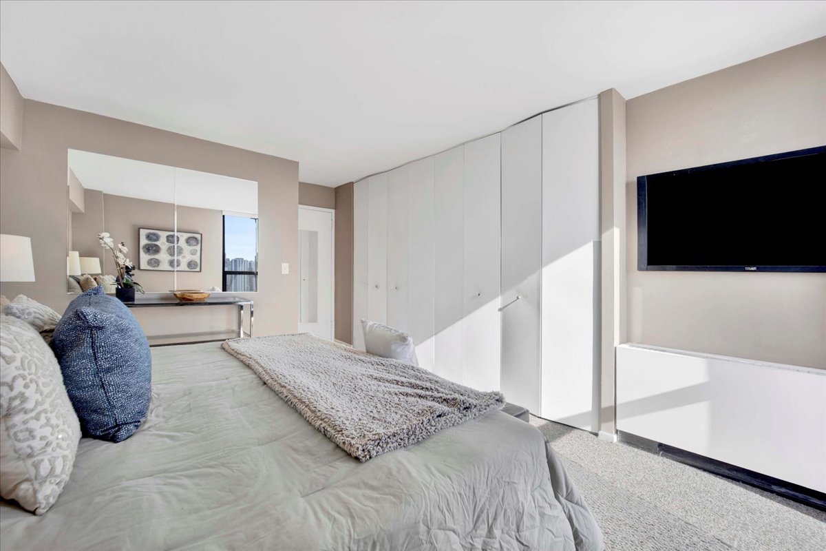 1850 North Clark Street, Unit 2009 Chicago, IL 60614 - Photo 15 of 26