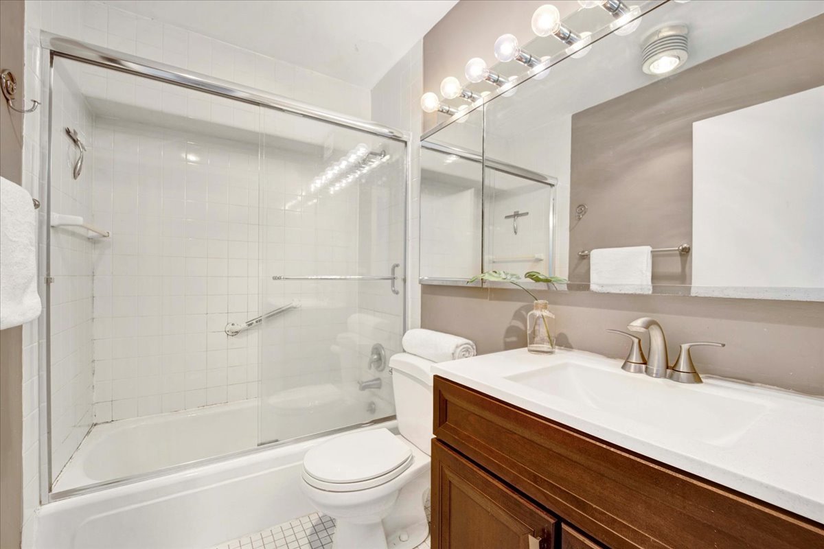 1850 North Clark Street, Unit 2009 Chicago, IL 60614 - Photo 16 of 26