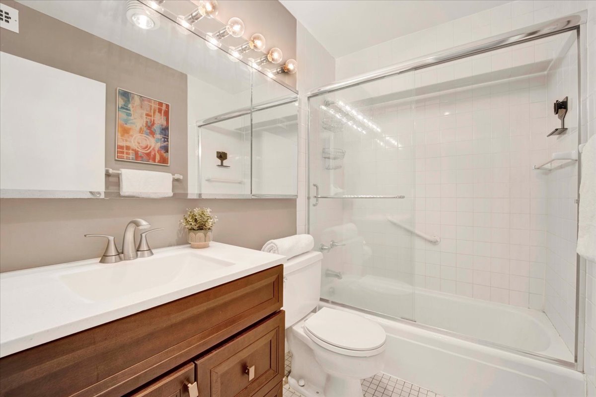 1850 North Clark Street, Unit 2009 Chicago, IL 60614 - Photo 19 of 26