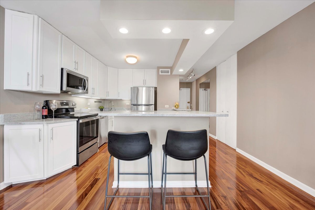 1850 North Clark Street, Unit 2009 Chicago, IL 60614 - Photo 3 of 26