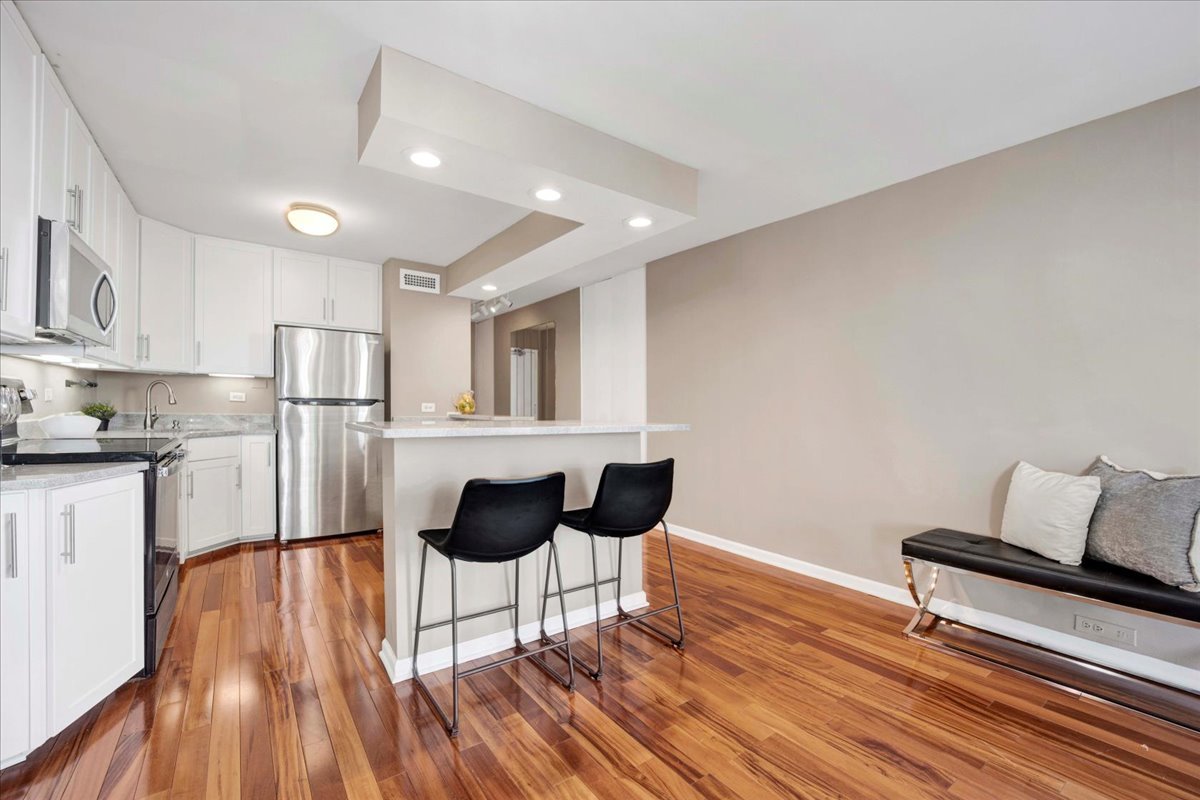 1850 North Clark Street, Unit 2009 Chicago, IL 60614 - Photo 4 of 26