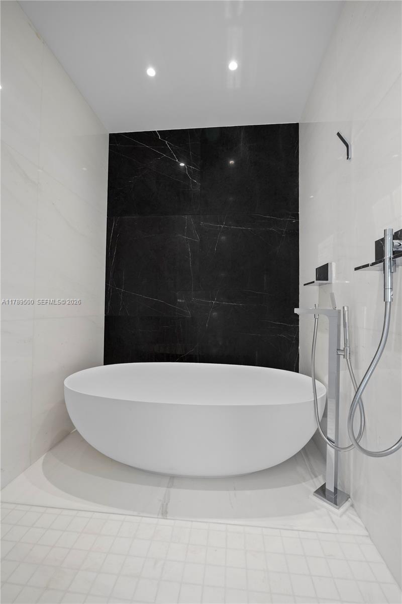 300 Biscayne Blvd Way, Unit 1102 Miami, FL 33131 - Photo 29 of 37 a bathroom with a bathtub