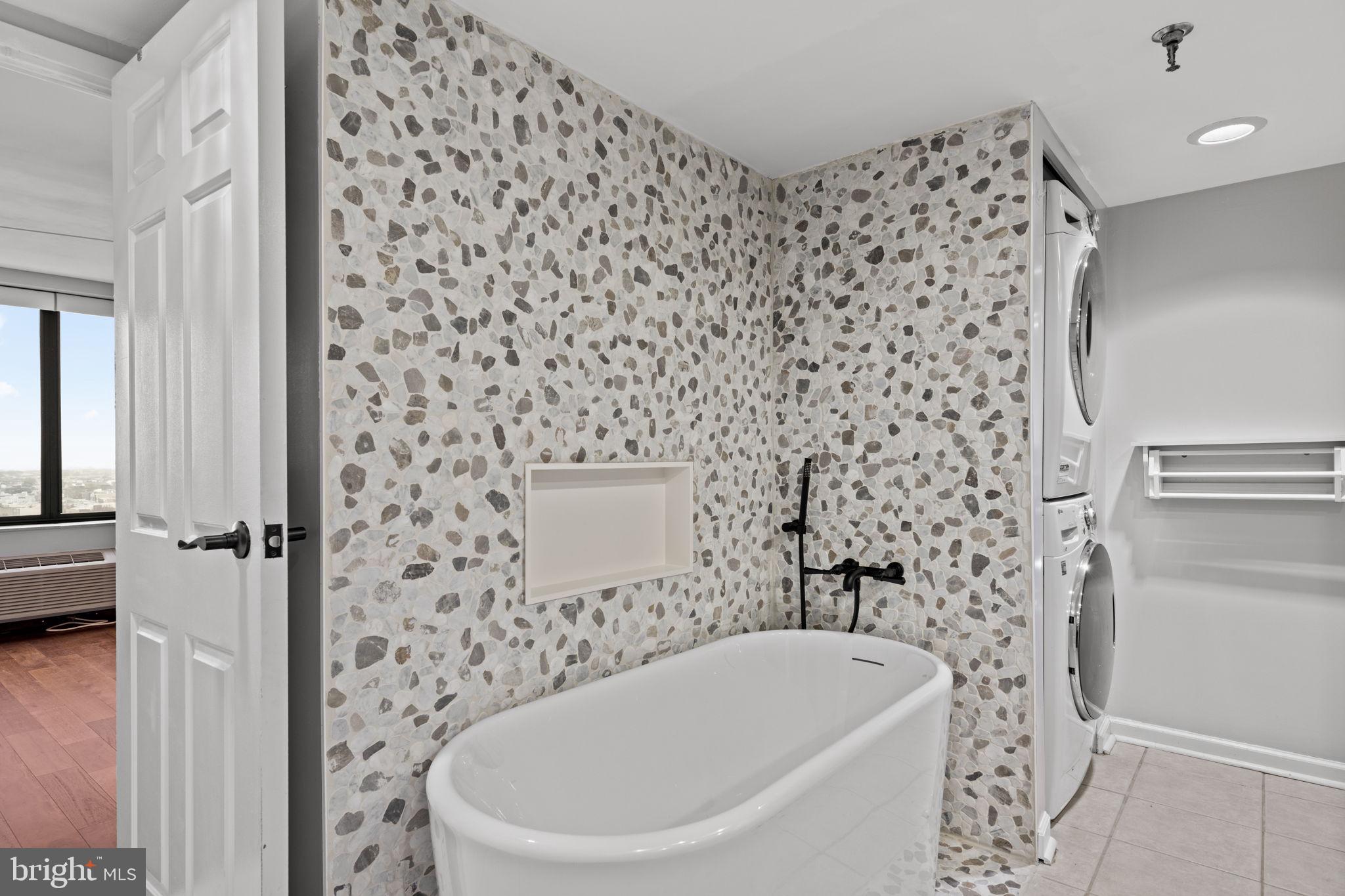 2001 Hamilton Street, Unit 2001 Philadelphia, PA 19130 - Photo 22 of 45 Master Bathroom