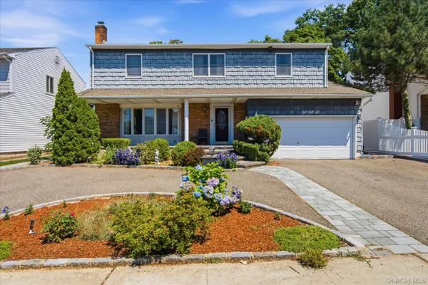 $999,000 | 156 Lea Ann Terrace, Wantagh, NY 11793