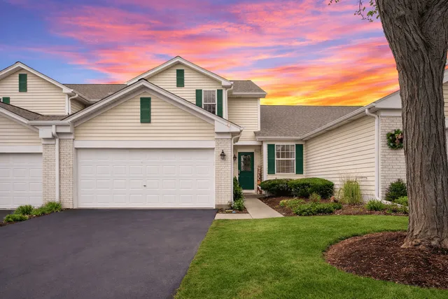 $344,900 | 352 Normandie Drive, Sugar Grove, IL 60554