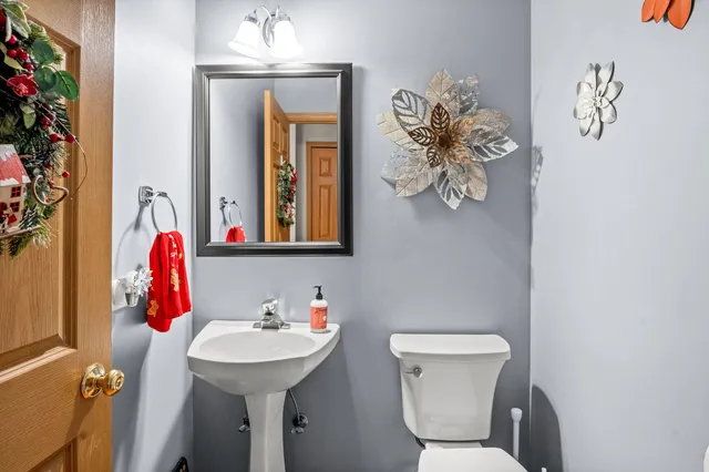 $344,900 | 352 Normandie Drive, Sugar Grove, IL 60554